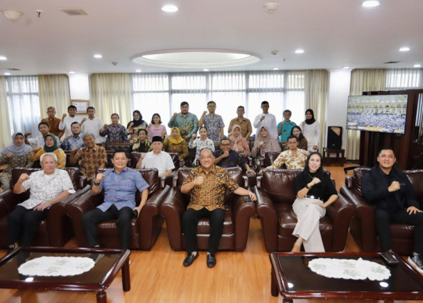 Letjen TNI Purn Marciano Norman Melepas secara Resmi Jamaah Umrah KONI Pusat 2024